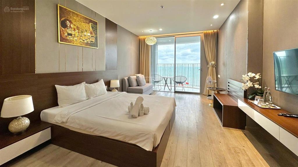 Bán căn hộ view biển panorama ban công rộng (vị trí căn góc)  3,7 tỷ.