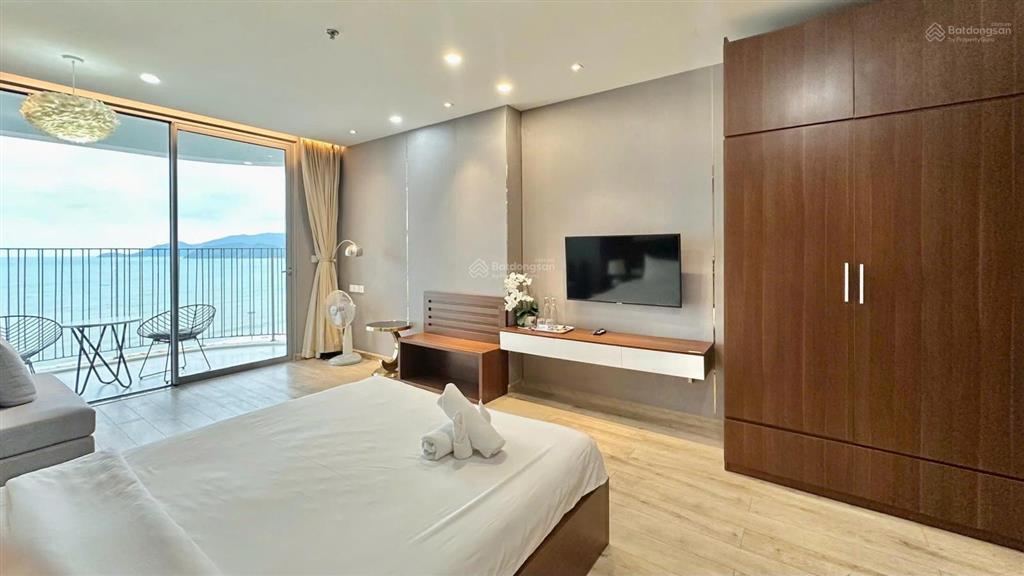 Bán căn hộ view biển panorama ban công rộng (vị trí căn góc)  3,7 tỷ.