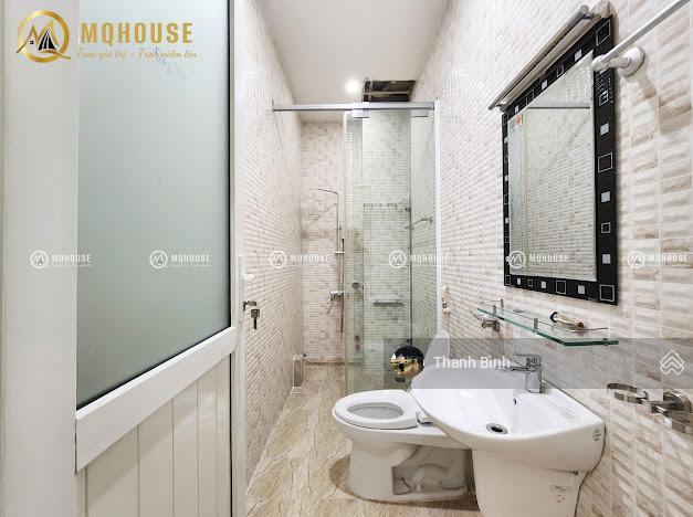 Căn hộ dịch vụ 2 phòng ngủ ban công  cửa sổ, ngay luỹ bán bích, full nội thất, thang máy