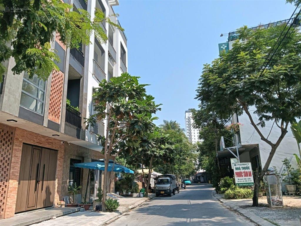 Gấp bán lô đất đẹp mặt tiền đường mỹ khê 8