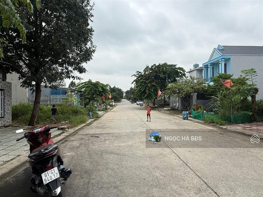 Bán đất vị trí vip ngay dl15 300m2 giá chỉ 890tr cổng kcn mỹ phước 3 rẽ vào, sổ sẵn phù hợp xây trọ