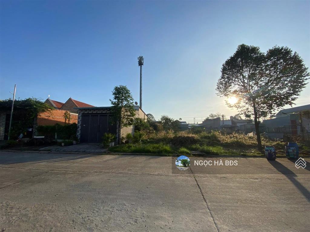 Bán đất vị trí vip ngay dl15 300m2 giá chỉ 890tr cổng kcn mỹ phước 3 rẽ vào, sổ sẵn phù hợp xây trọ