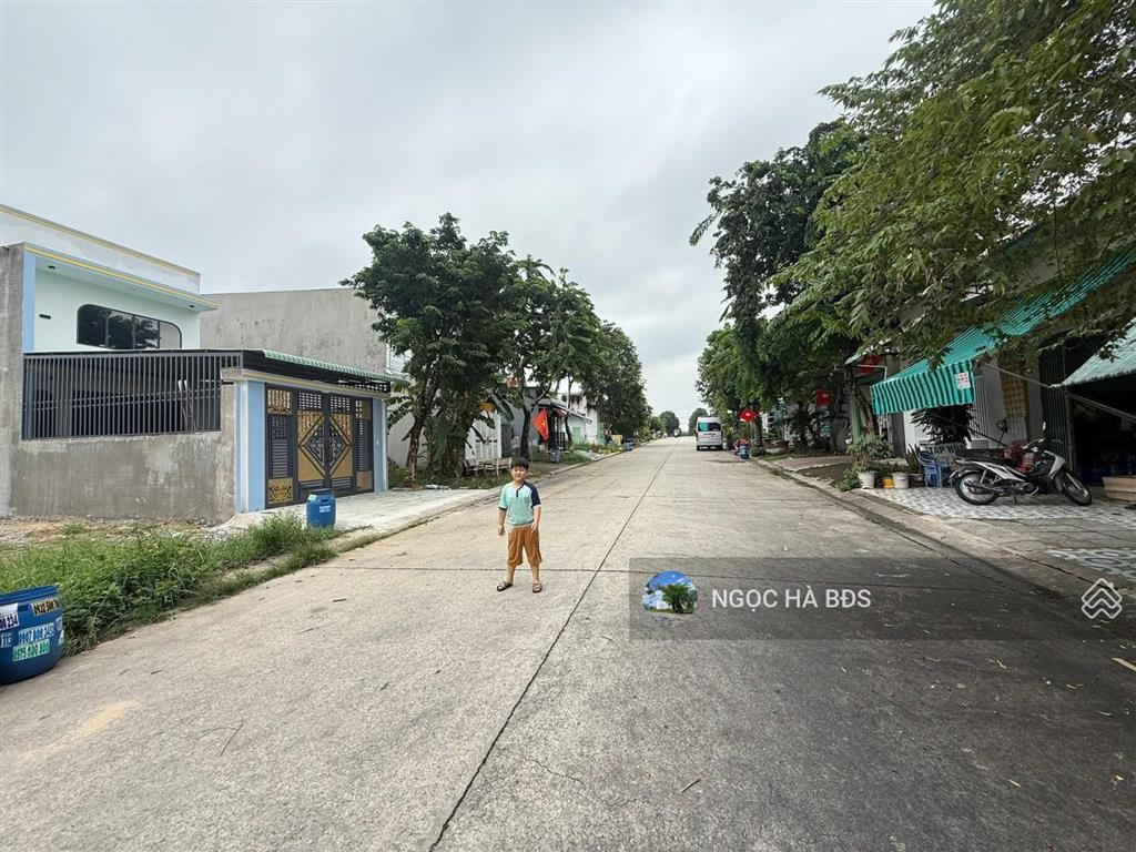 Bán đất vị trí vip ngay dl15 300m2 giá chỉ 890tr cổng kcn mỹ phước 3 rẽ vào, sổ sẵn phù hợp xây trọ