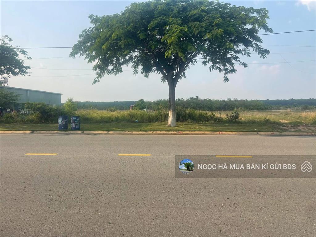 Bán lô bao vip 150m2 giá 1 tỷ 290 ngay kcn vsip 2 mở rộng đối diện công ty lớn mtđ số 33 sẵn sổ