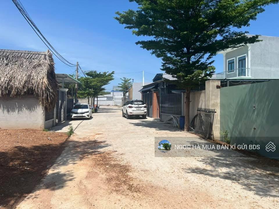 Cần bán lô 560m2 giá 1 tỷ 4 đang cho thuê xưởng 12tr sát công ty lớn và cụm kcn nam tân uyên, shr