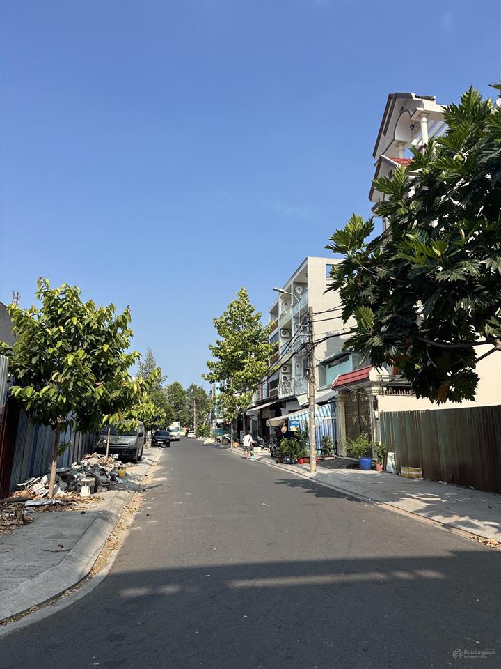 100m2 (5*20m)  nhà 3 tầng  3pn  xe hơi đổ cửa