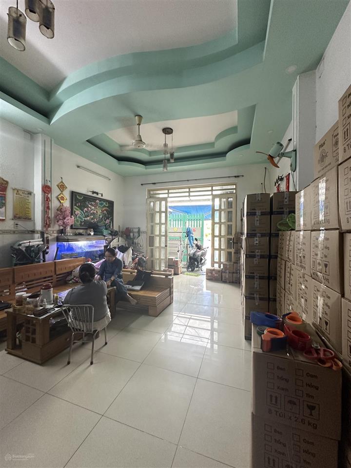 100m2 (5*20m)  nhà 3 tầng  3pn  xe hơi đổ cửa