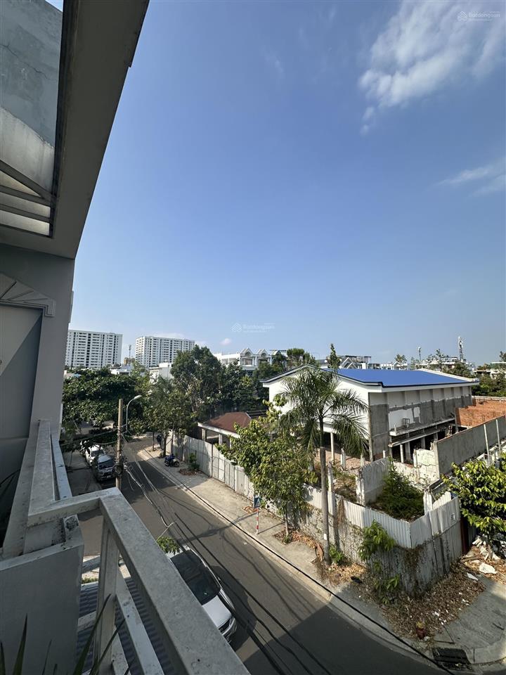 100m2 (5*20m)  nhà 3 tầng  3pn  xe hơi đổ cửa