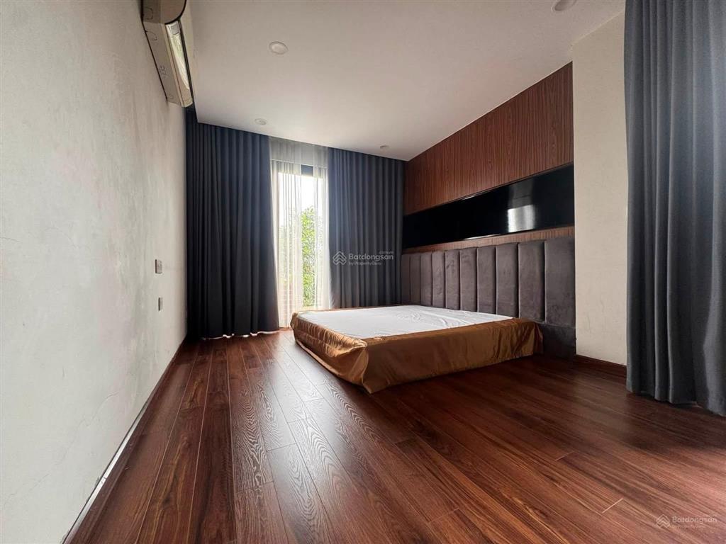 Ngay cạnh kđt ciputra  căn nhà với diện tích hơn 300 mét vuông, giá nhỉnh 400tr/m2