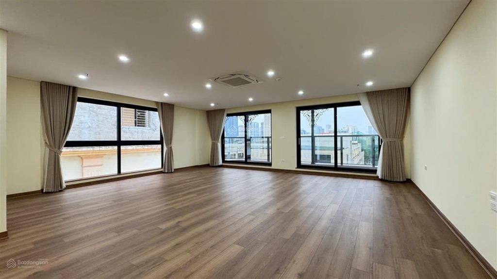10 tầng thang máy  dòng tiền 2,1 tỷ/năm  mặt tiền 10 mét, vỉa hè rộng