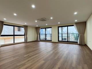 10 tầng thang máy  dòng tiền 2,1 tỷ/năm  mặt tiền 10 mét, vỉa hè rộng