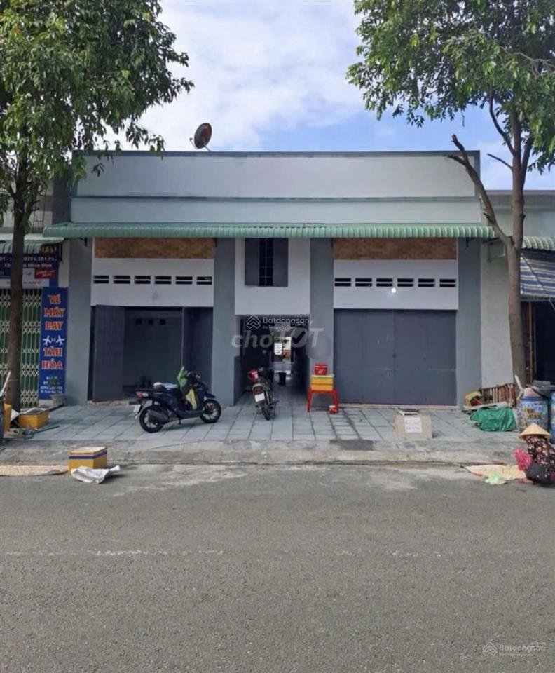 Cần bán gấp dãy trọ 300m2 giá 1ty050 ngay ql13 becamex chơn thành xây 12p thuê full 15tr/th shr