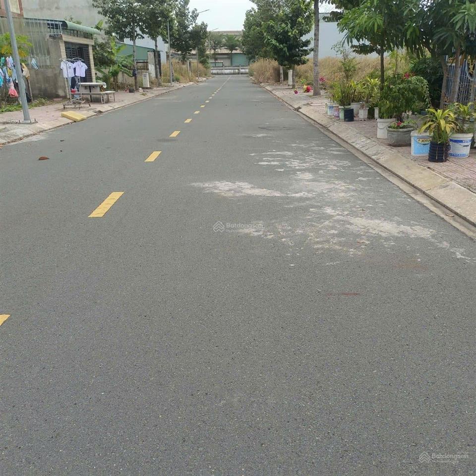 Cần bán gấp dãy trọ 300m2 giá 1ty050 ngay ql13 becamex chơn thành xây 12p thuê full 15tr/th shr