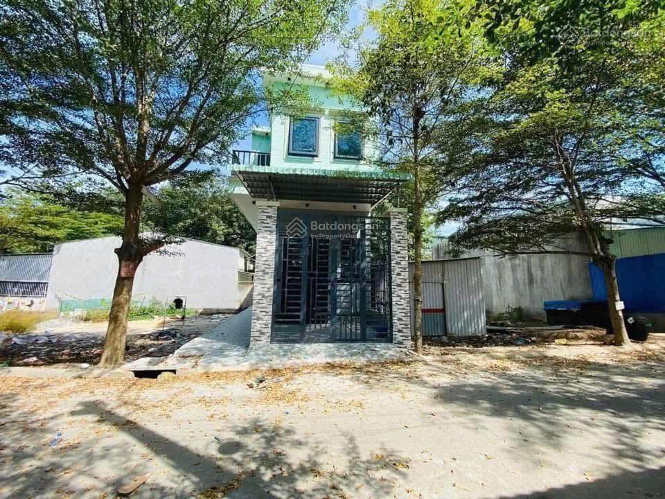Cần bán nhà tại sát mt đường quốc lộ 50 giá 2ty389 dt 75m2 sẵn hợp đồng thuê 8tr/th