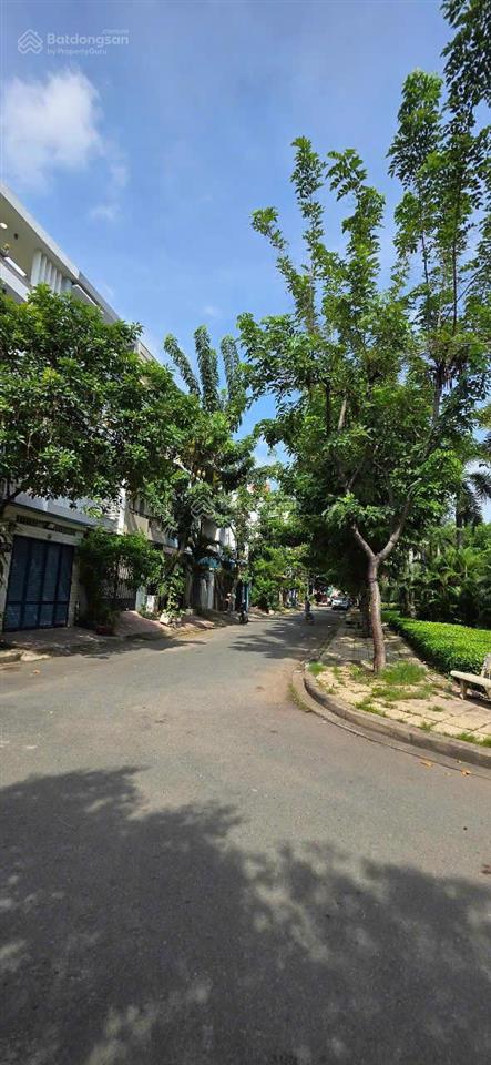 Chính chủ nhà mới, công viên trước nhà, đường nhựa 10m, full nội thất 3 tầng, kdc bình lợi