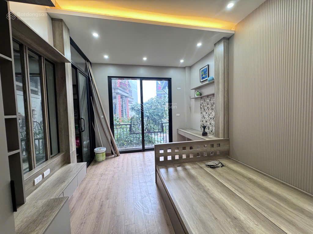 Siêu hiếm siêu hiếm. nhà 5 tầng dân xây  ô tô đỗ cửa tại thượng thanh giá chỉ hơn 8 tỷ