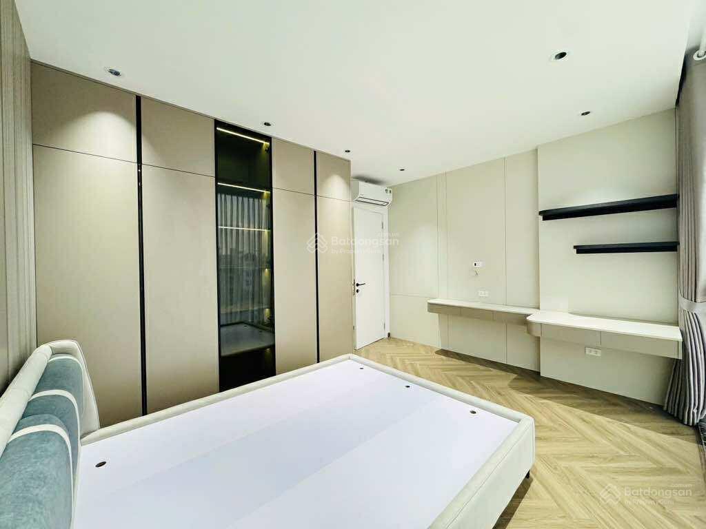 Đẳng cấp nhà việt hưng 6 tầng thang máy  gara 2 ô tô vào nhà. chủ cần bán gấp trong tháng