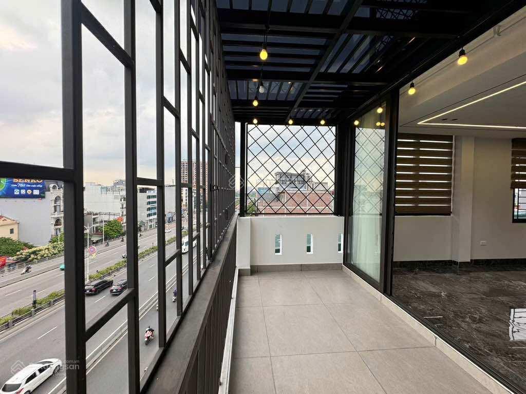 Đẳng cấp nhà việt hưng 6 tầng thang máy  gara 2 ô tô vào nhà. chủ cần bán gấp trong tháng