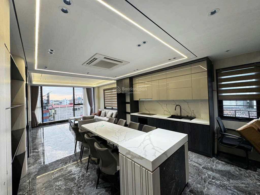 Đẳng cấp nhà việt hưng 6 tầng thang máy  gara 2 ô tô vào nhà. chủ cần bán gấp trong tháng