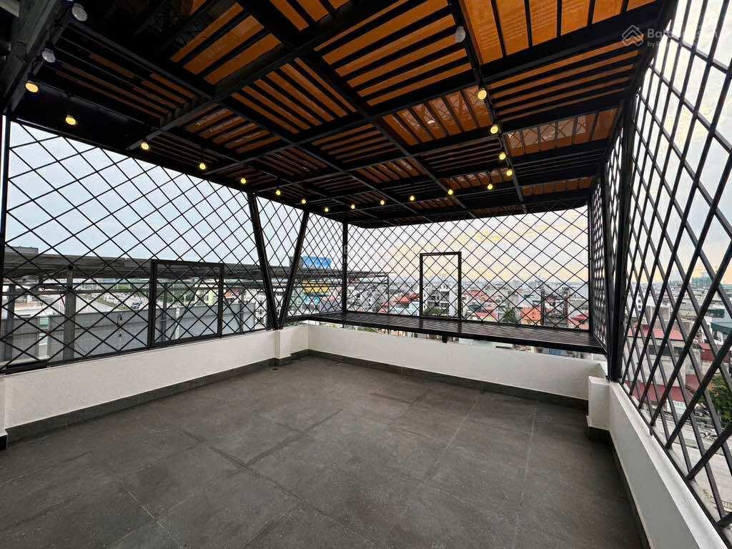 Đẳng cấp nhà việt hưng 6 tầng thang máy  gara 2 ô tô vào nhà. chủ cần bán gấp trong tháng