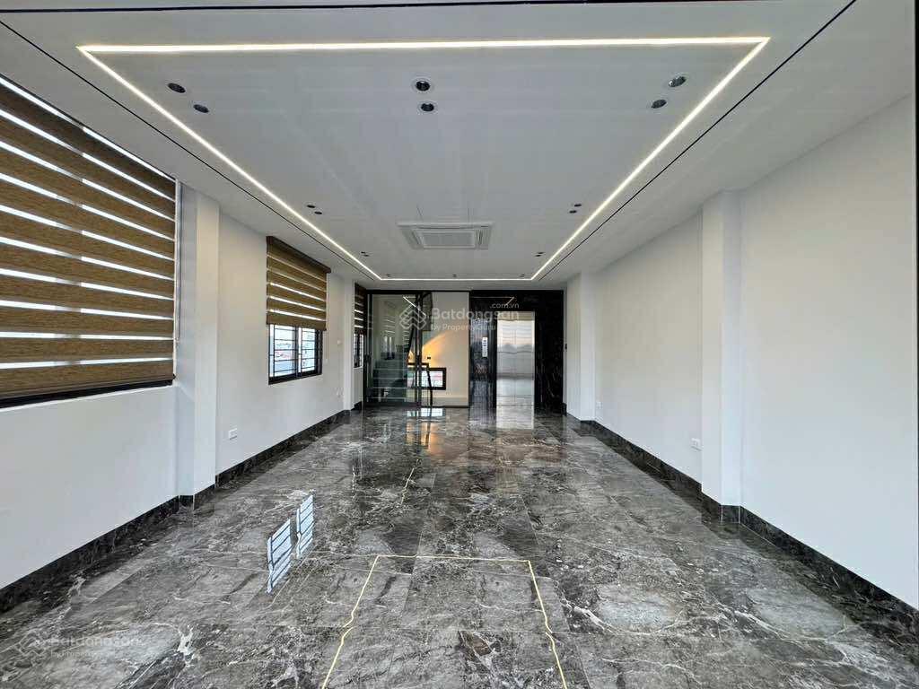 Đẳng cấp nhà việt hưng 6 tầng thang máy  gara 2 ô tô vào nhà. chủ cần bán gấp trong tháng