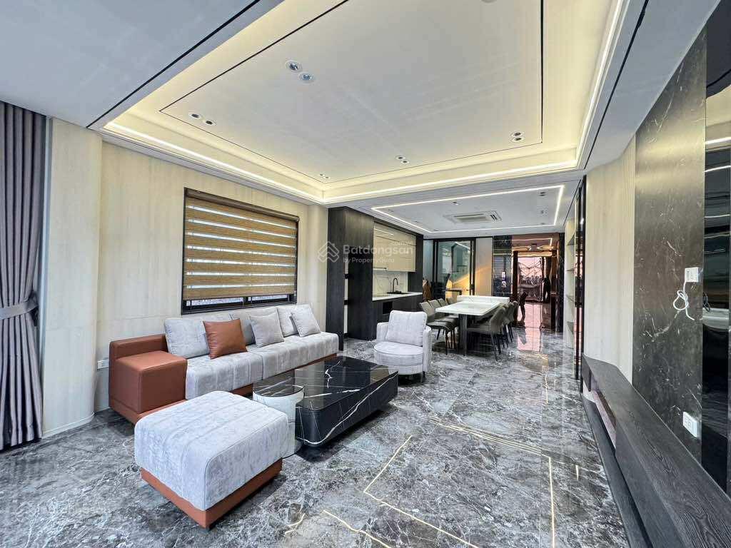 Đẳng cấp nhà việt hưng 6 tầng thang máy  gara 2 ô tô vào nhà. chủ cần bán gấp trong tháng