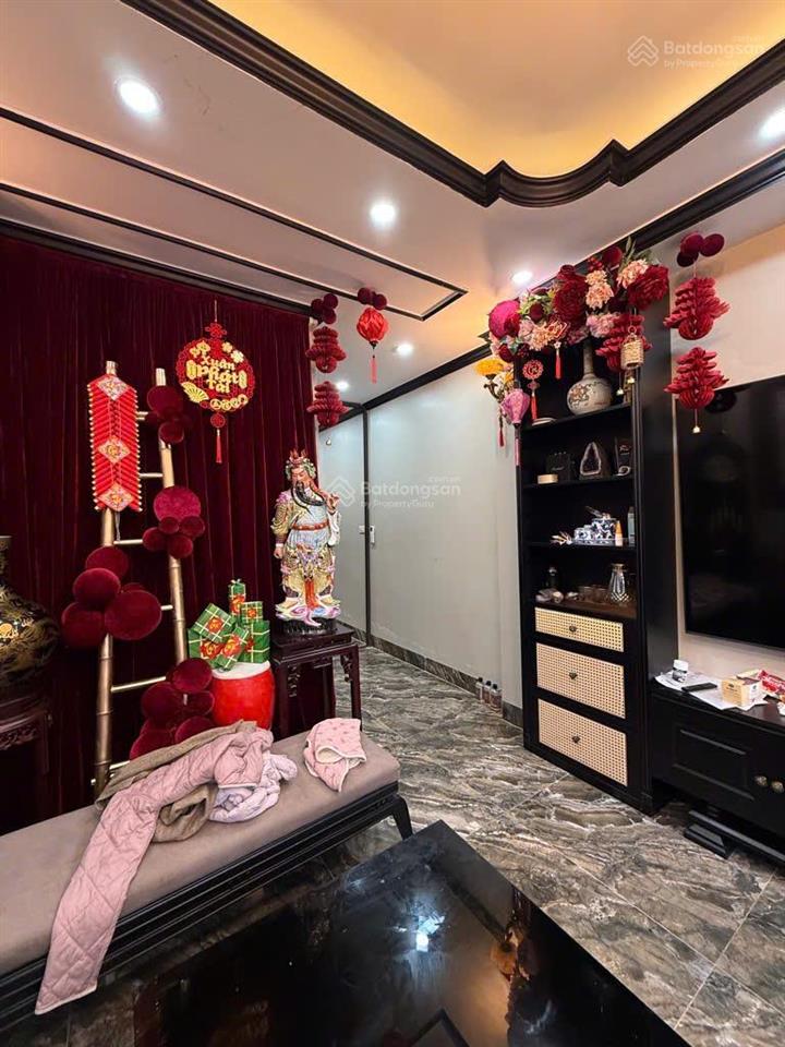 Chủ cắt lỗ giảm 2 tỷ  nhà nguyễn văn cừ 5 tầng dân xây  ô tô vào nhà  giá chỉ hơn 7 tỷ