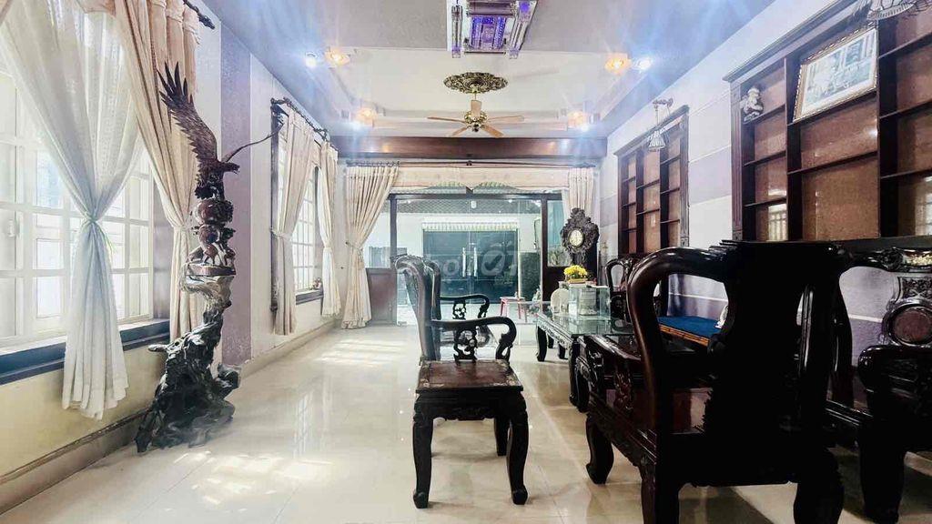 mặt phố hiém có