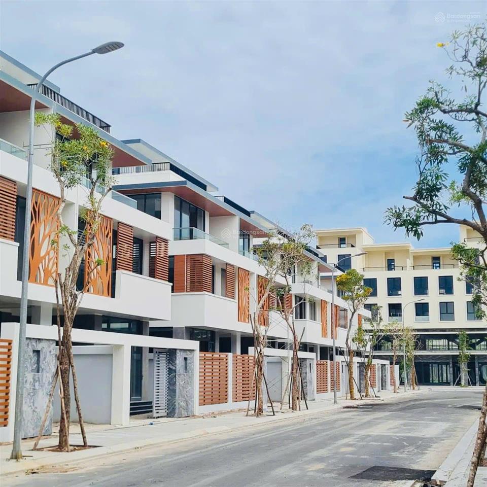 Chủ gửi bán căn shophoues meyhomes pq giai đoạn đầu  giá bán full thuế phí là 7,5 tỷ