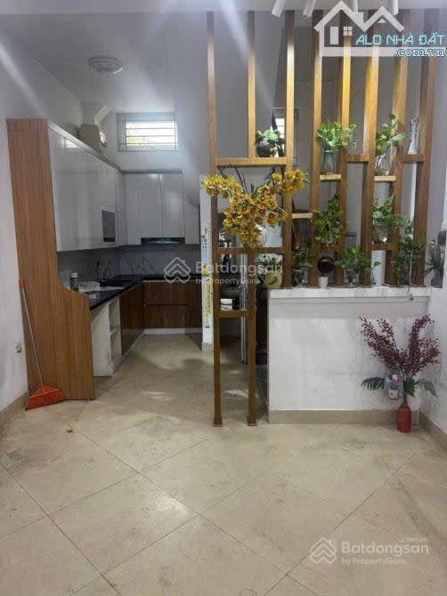Cho thuê nhà riêng nguyên căn 5 tầng ngõ 132 cầu giấy
