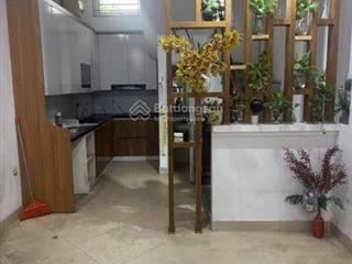 Cho thuê nhà riêng nguyên căn 5 tầng ngõ 132 cầu giấy