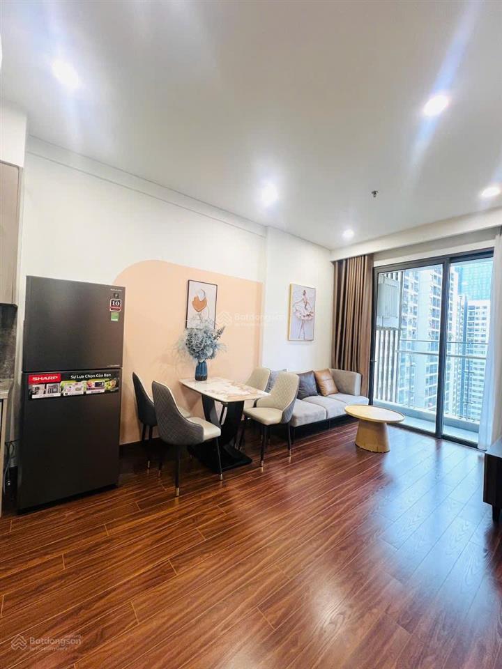 Bán gấp căn 2n2w giá 4,5 tỷ full nt đẹp, sẵn sổ, tầng trung tòa m1 massteri vinhomes ocp gia lâm