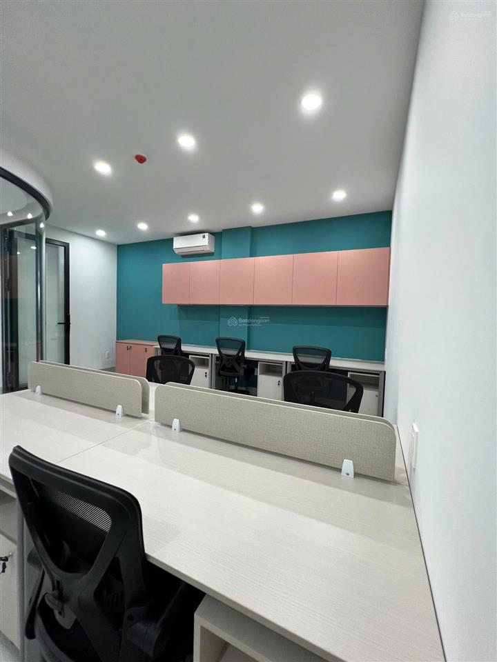 Văn phòng trọn gói, setup sẵn đầy đủ nội thất, vào sử dụng ngay, bao gồm bàn ghế, đầy đủ tiện ích