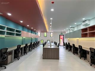 Văn phòng trọn gói, setup sẵn đầy đủ nội thất, vào sử dụng ngay, bao gồm bàn ghế, đầy đủ tiện ích