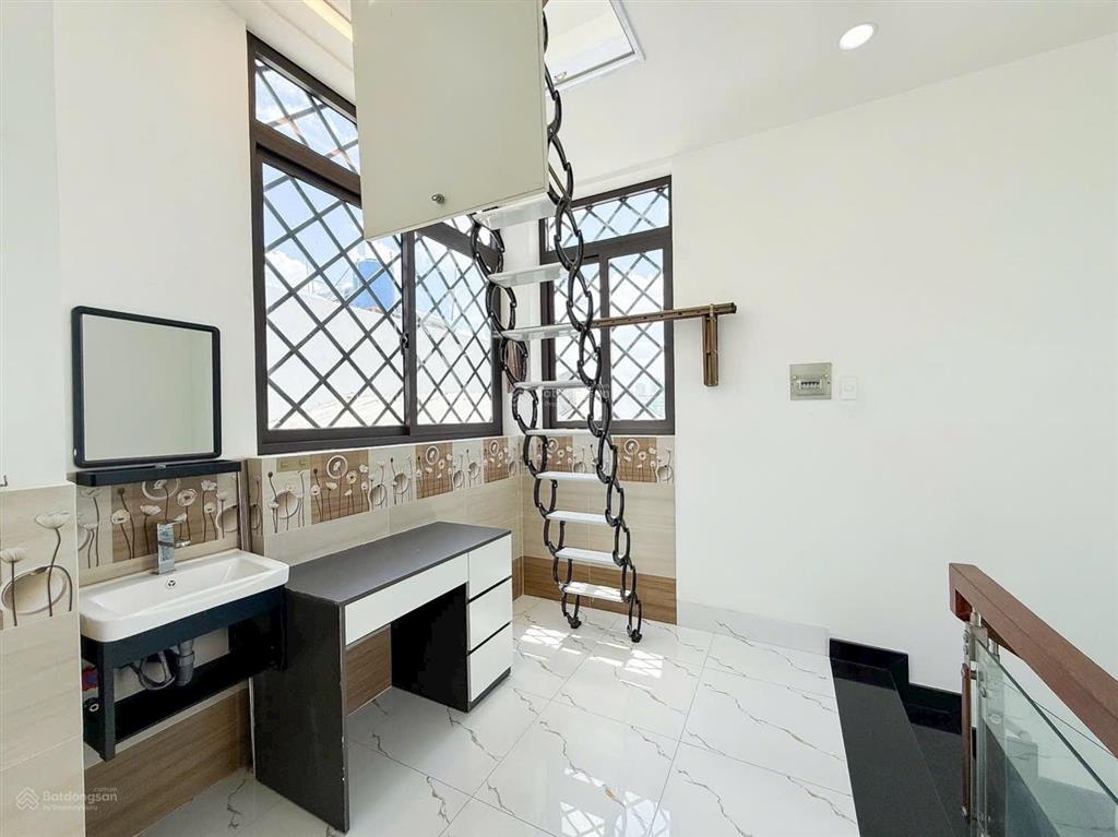 Nhà mới full nội thất ngay phú mỹ hưng, căn góc không lộ giới dtsd 105.6 m2 5.39 tỷ