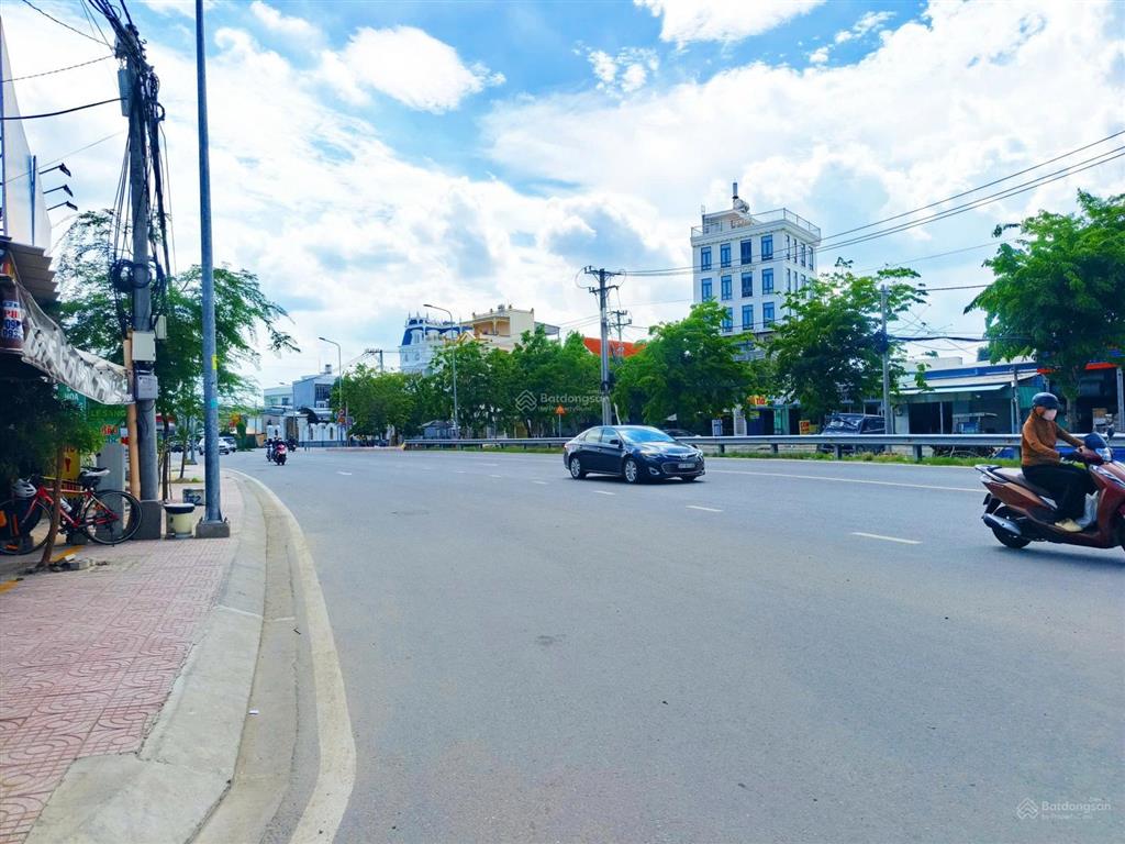 Bán đất cách đường phạm hữu lầu 100m  thổ cư  hẻm xe hơi