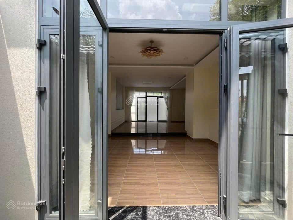 Nhà đẹp chiều ngang rộng  kdc ven sông thoáng mát  giá 5 tỷ 900  hẻm xe tải