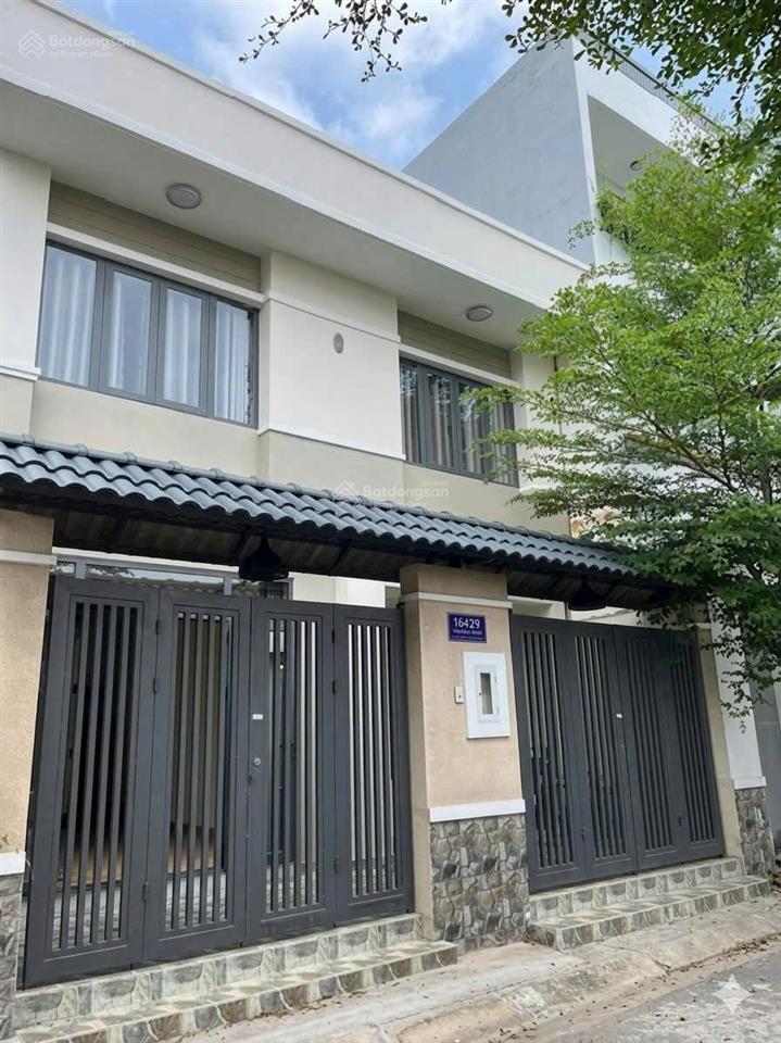 Nhà đẹp chiều ngang rộng  kdc ven sông thoáng mát  giá 5 tỷ 900  hẻm xe tải