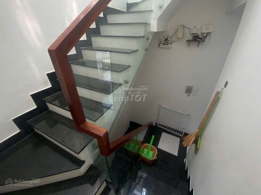 Hơn 6 tỷ  nhà gò vấp  hẻm xe hơi khu phân lô, dt 5x11m , xây 4t bề thế, ngay lê đức thọ