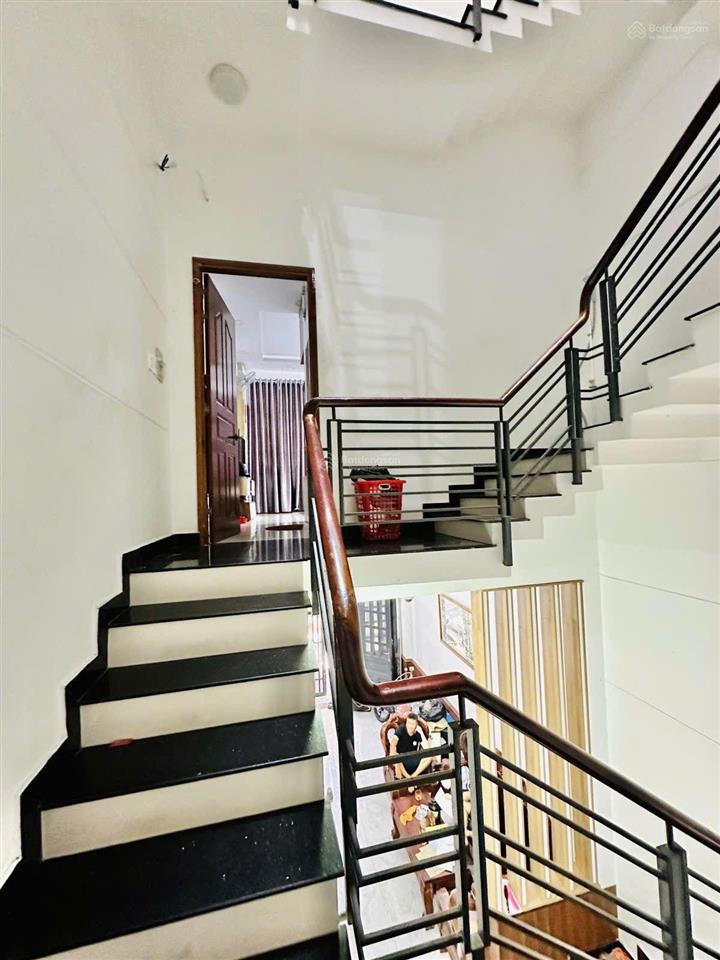 Nhà hẻm nhựa 6m, đúc 3 lầu sân thượng, có 6pn. nhà đủ lộ giới