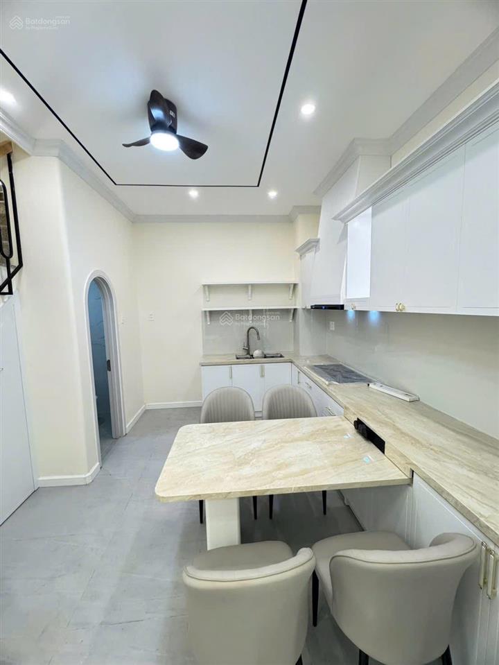 Nhà 3 tầng mới & đẹp nằm ngay trí khu bàn cơ trung tâm nha trang