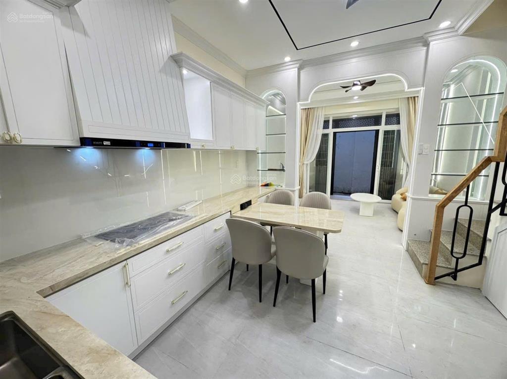 Nhà 3 tầng mới & đẹp nằm ngay trí khu bàn cơ trung tâm nha trang
