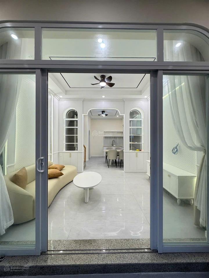 Nhà 3 tầng mới & đẹp nằm ngay trí khu bàn cơ trung tâm nha trang
