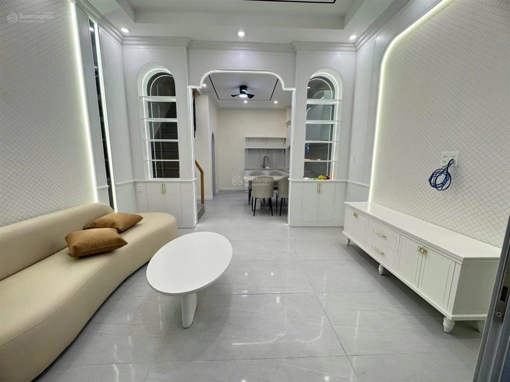 Nhà 3 tầng mới & đẹp nằm ngay trí khu bàn cơ trung tâm nha trang