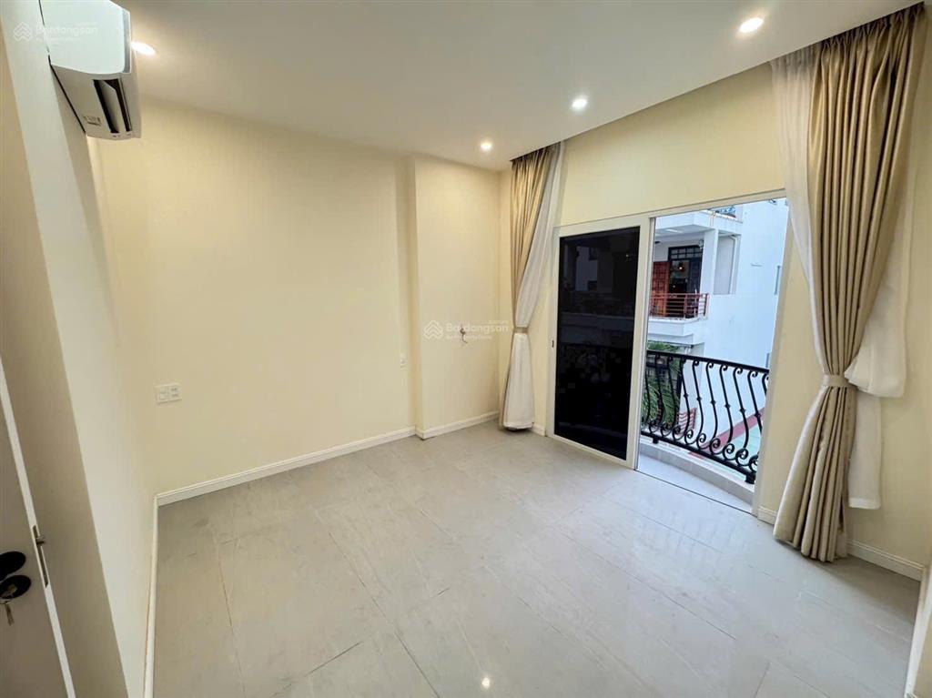 Nhà 3 tầng mới & đẹp nằm ngay trí khu bàn cơ trung tâm nha trang