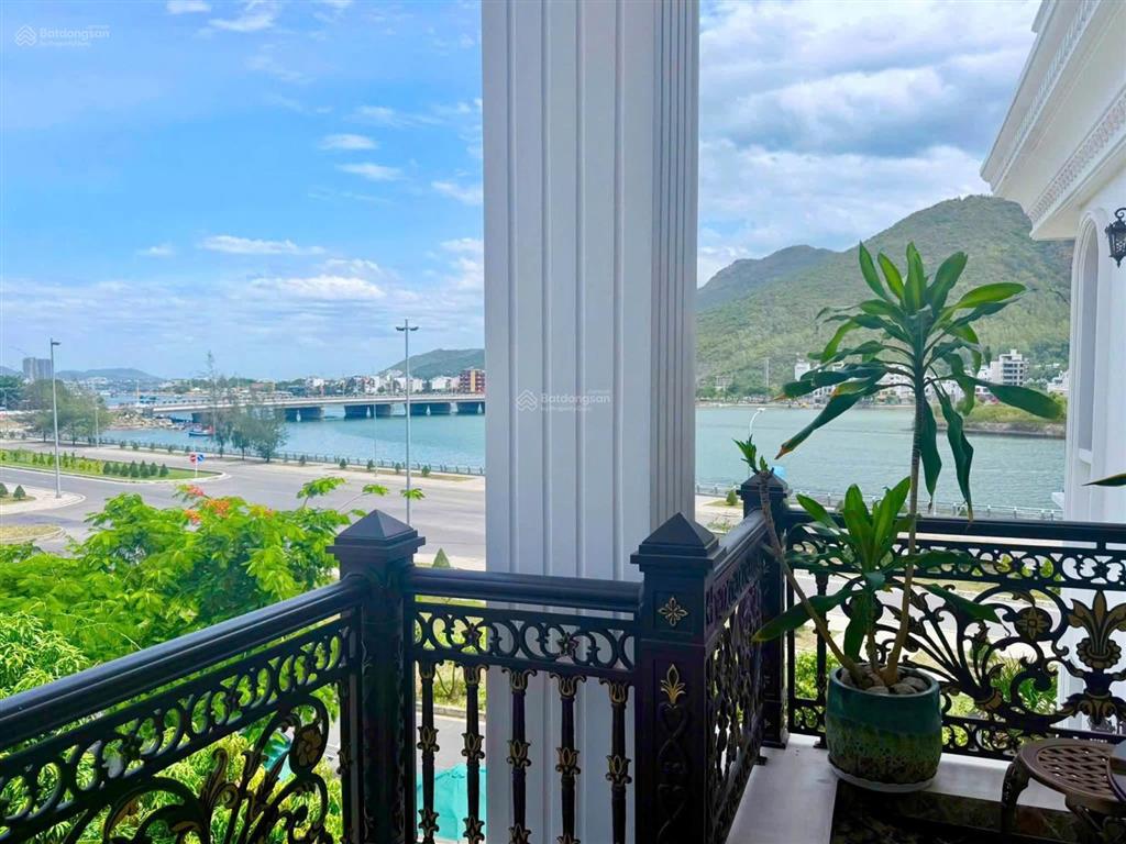 Biệt thự view sông 4 tầng 300m2 trung tâm nha trang
