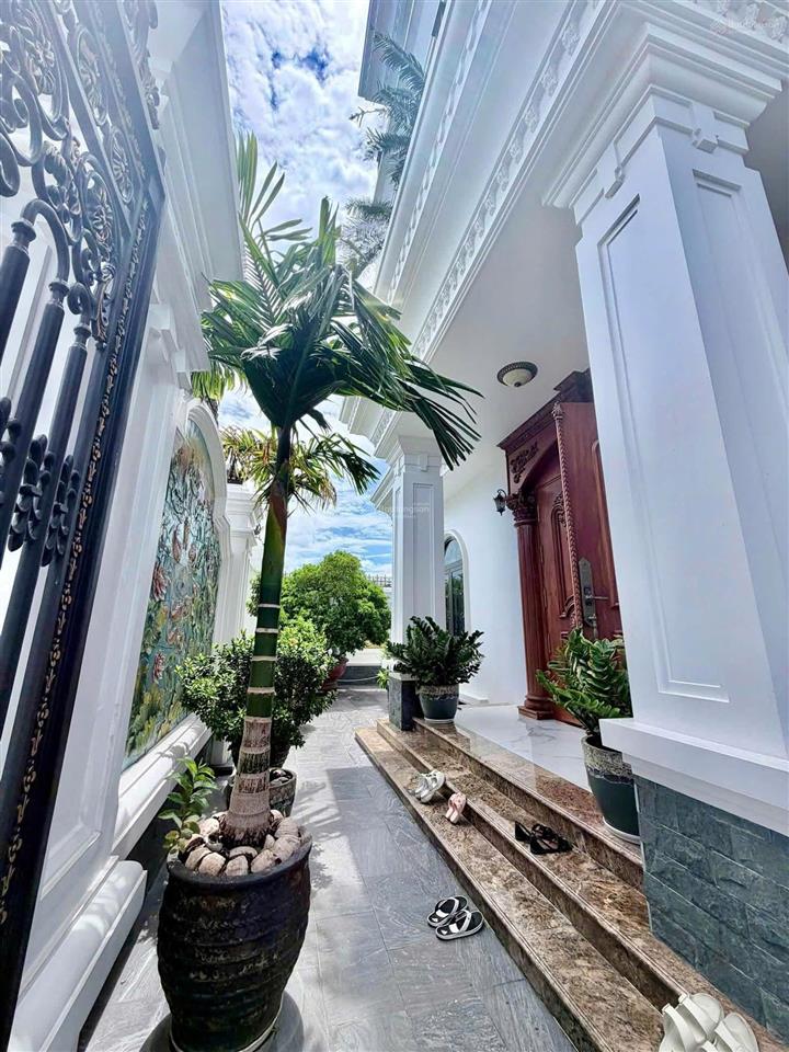 Biệt thự view sông 4 tầng 300m2 trung tâm nha trang
