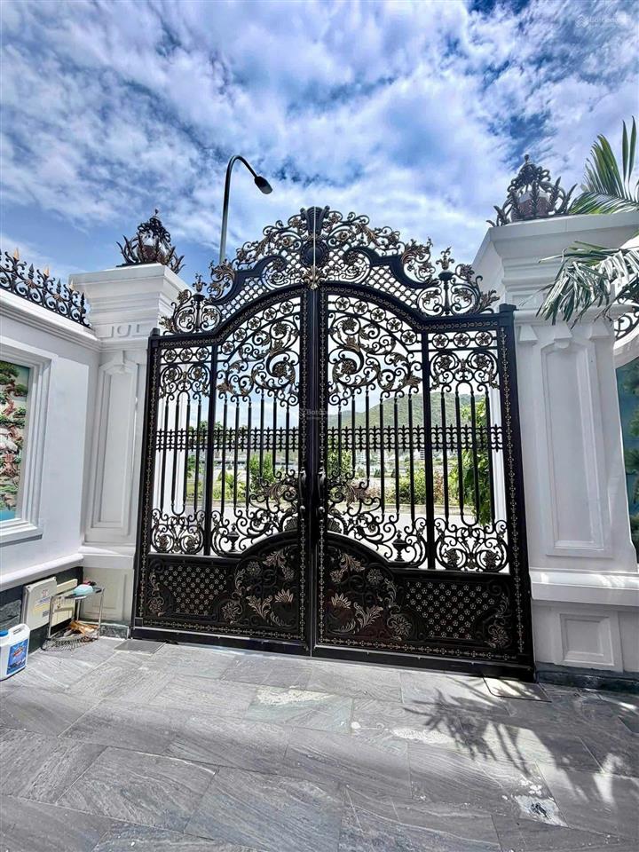 Biệt thự view sông 4 tầng 300m2 trung tâm nha trang