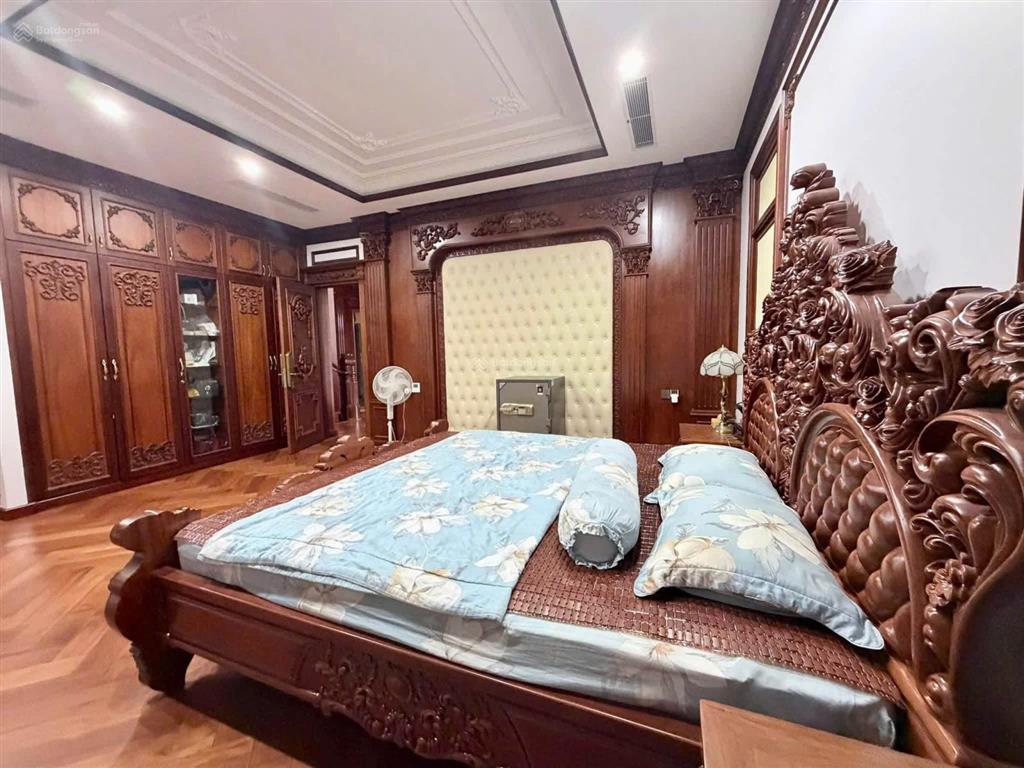 Biệt thự view sông 4 tầng 300m2 trung tâm nha trang
