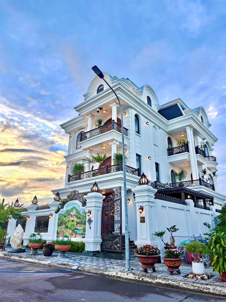 Biệt thự view sông 4 tầng 300m2 trung tâm nha trang